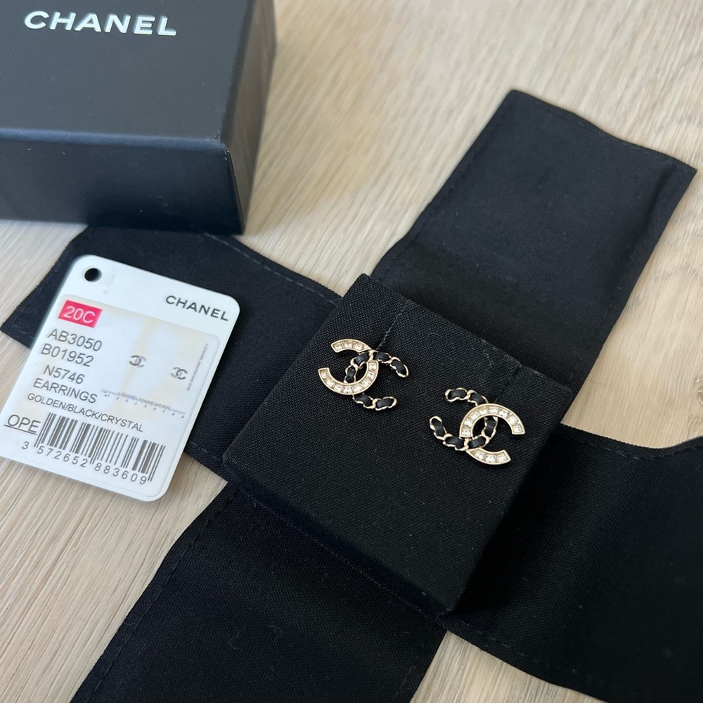 Classic pair of Chanel CC earrings
100% authentic
20C Gold/black/crystals